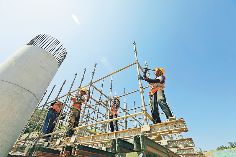 8月14日上午10點，茶惠大道東站立交施工現場，技術工人正在烈日下加緊施工。記者 羅斌 攝/視覺重慶
